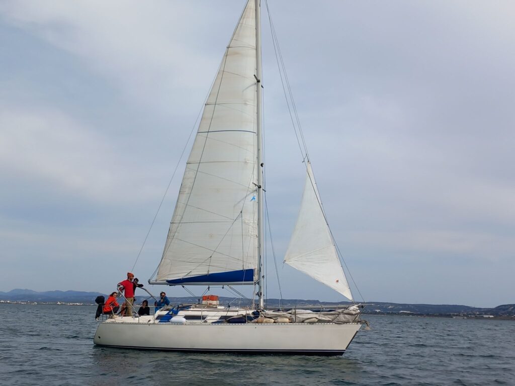 Le Voilier "Singha" voguant sur la Mer Méditerranée 